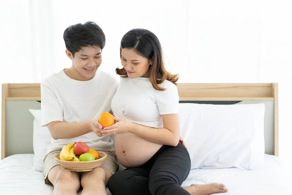 Marido Romântico Esposa Grávida Cama Marido Dando Uma Fruta Para — Fotografia de Stock