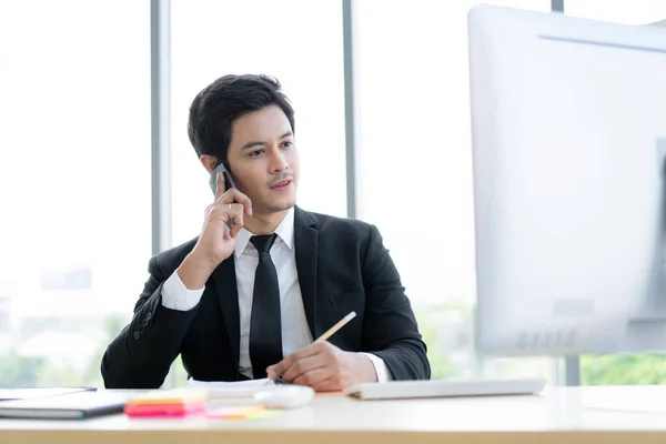 Умный Симпатичный Азиатский Молодой Бизнесмен Разговаривающий Мобильному Телефону Офисе Закрывает — стоковое фото