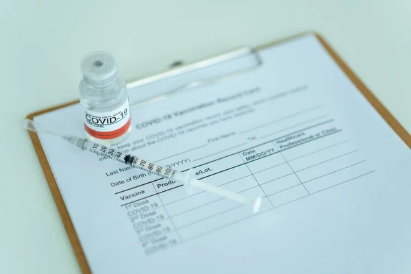 Covid Vacina Contra Coronavírus Num Frasco Agulha Com Documento Registo — Fotografia de Stock