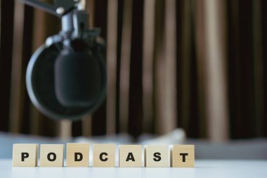 Profesyonel yoğunlaştırıcı mikrofon ses kayıt stüdyosundaki masanın üzerinde. Tahta bloklar üzerinde 