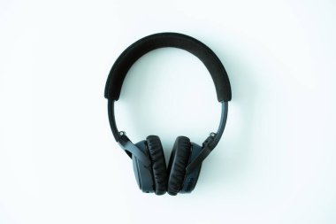 Kulaklıklarda modern kablosuz beyaz masada, yakın plan. Profesyonel kablosuz kulaklık..