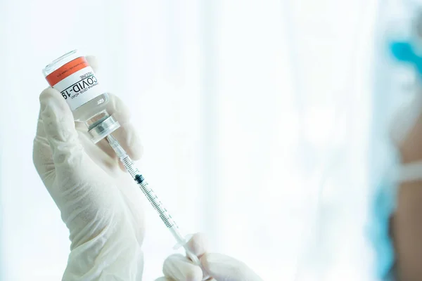 Arts Bereidt Een Dosis Vaccin Voor Injectie Voor Bij Linkerarm — Stockfoto