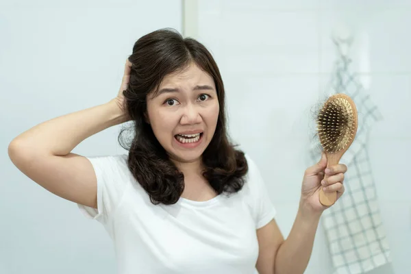 Mulher Jovem Asiática Preocupada Com Problema Queda Cabelo Menina Bonita — Fotografia de Stock