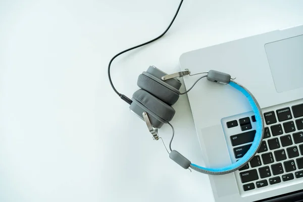 Moderne Kabelgebundene Kopfhörer Auf Laptop Computer Mit Kopierraum Gelassen Kopfhörer — Stockfoto