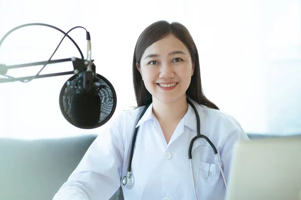 Medico Asiatico Fare Una Videoconferenza Online Con Suo Paziente Tele — Foto Stock