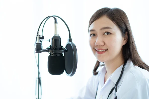 Medico Asiatico Fare Una Videoconferenza Online Con Suo Paziente Tele — Foto Stock