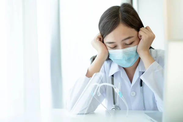Hastanede çalışan Asyalı genç bayan doktor, stresli - hastanede çalışan işkolik bir sağlık görevlisi. İlaç tedavisi çok çalışmaktan yoruldu..