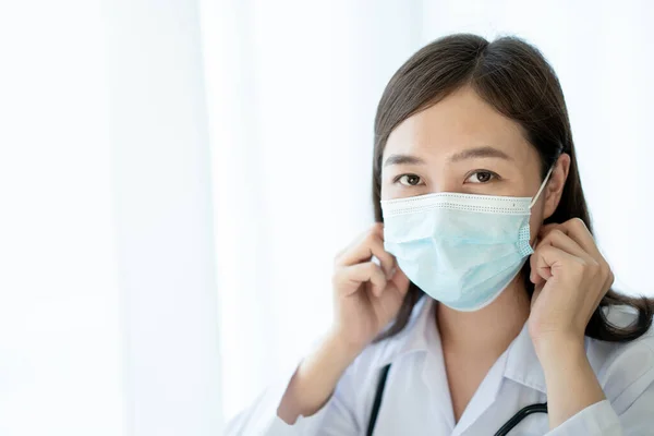 Asiatisk Kvinnlig Läkare Använder Bärbar Dator För Att Arbeta Sjukhus — Stockfoto