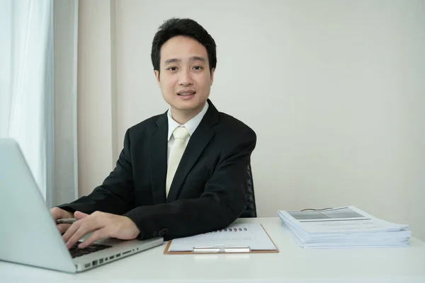Giovane Uomo Affari Asiatico Che Una Videoconferenza Online Mentre Lavora — Foto Stock