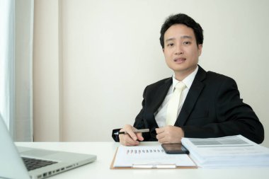 Koronavirüs ya da COVID-19 salgını nedeniyle evde çalışırken Asyalı genç işadamı çevrimiçi video konferansı yapıyor. Komik Asyalı iş adamı üst vücut ve şortla resmi bir iş elbisesi giyiyor.