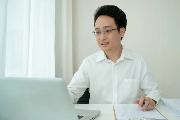 Giovane Uomo Affari Asiatico Che Una Videoconferenza Online Mentre Lavora — Foto Stock