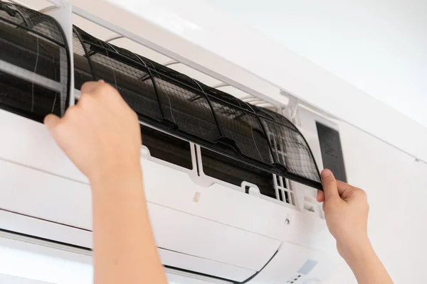 Asian Woman Changing Dirty Dusty Air Conditioner Filter Bedroom Woman — Stock Photo, Image