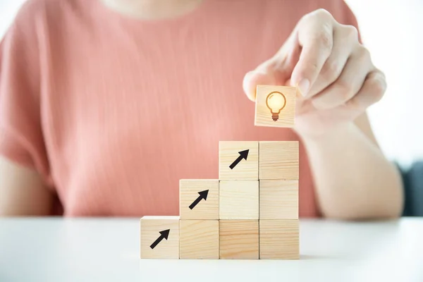 Zakelijk Succes Concept Een Houten Kubussen Geregeld Het Intensiveren Toonde — Stockfoto