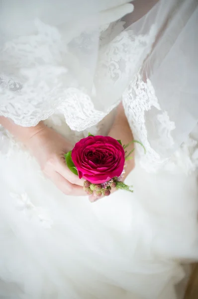 düğün töreni, damat gelinin elinde çiçek buketi