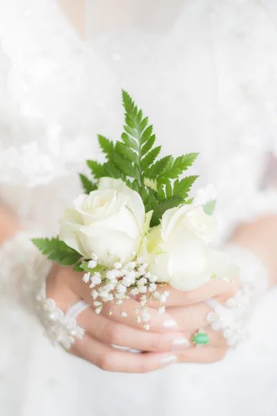 düğün töreni, damat gelinin elinde çiçek buketi