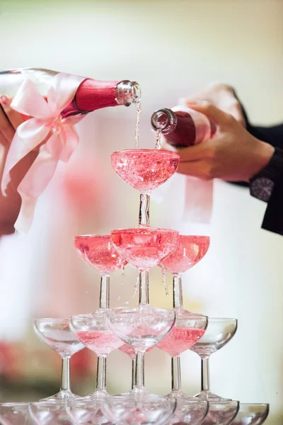 düğün töreni, şampanya dökme töreni