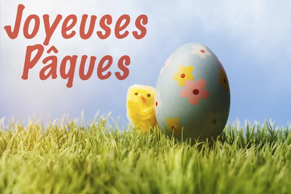Französischer Ostergruß-Text; blaues Osterei und Huhn — Stockfoto