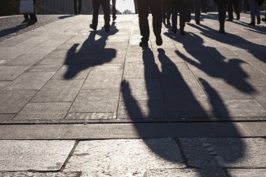 Kentsel Yaşam kavramı, sokaklarda insanlar gölgeler