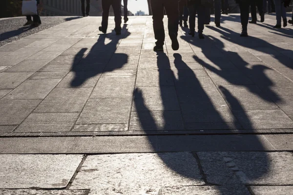 Stadtleben-Konzept, Menschen Schatten auf Straßen — Stockfoto