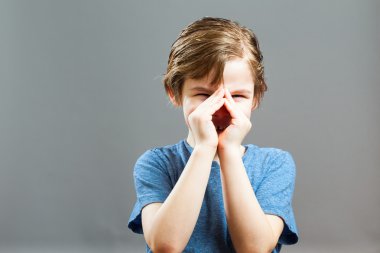 Küçük çocuk ifadeler - eller yoluyla bağırarak