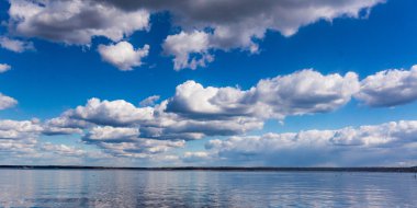 Panoramik görüntü Gölü ve cloudscapes, mavi gökyüzü
