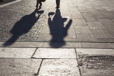 Kentsel Yaşam kavramı, sokaklarda insanlar gölgeler