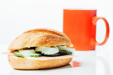 Kahvaltı kepekli sandviç ve kırmızı kahve kupa