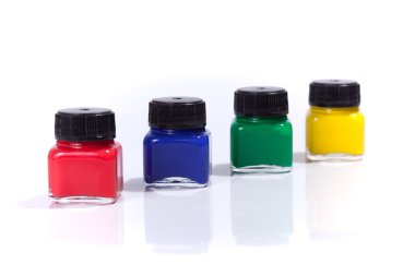 Dört boya şişelerde renkleri asal