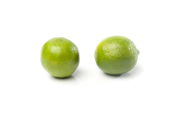 Limas verdes, frutas no fundo branco — Fotografia de Stock