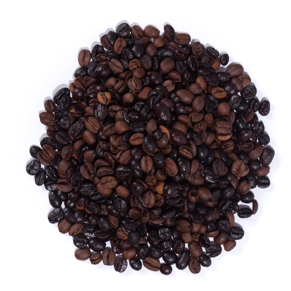 Grãos de café torrados escuros no fundo branco — Fotografia de Stock