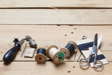 Ahşap zemin üzerine nakış ve dikiş araçları