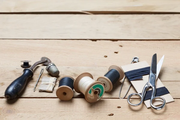 Ahşap zemin üzerine nakış ve dikiş araçları