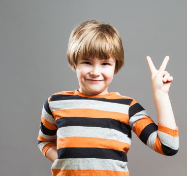Şirin Preschooler bir barış işareti yapmak
