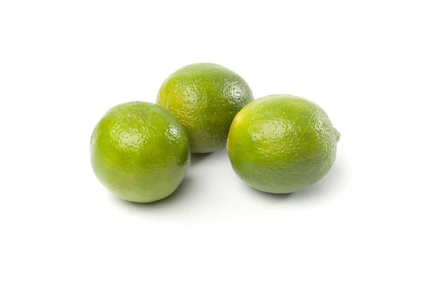 Limas verdes, fruta sobre fondo blanco —  Fotos de Stock