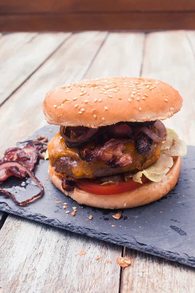 Hambúrguer de queijo de bacon caseiro com bife angus — Fotografia de Stock