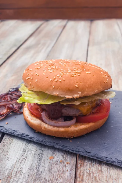 Hambúrguer de queijo caseiro — Fotografia de Stock