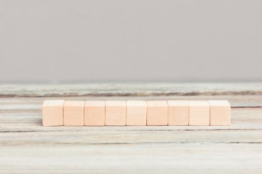 Dokuz boş tahta küpleri