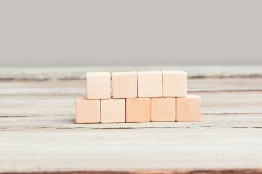 Dört artı beş boş tahta küpleri