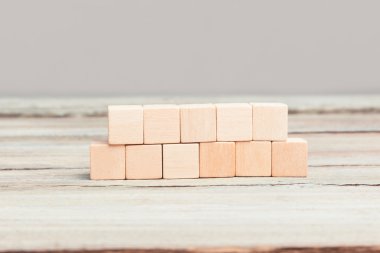 Beş artı altı boş tahta küpleri