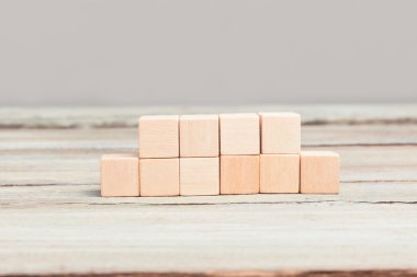 Dört artı altı boş tahta küpleri