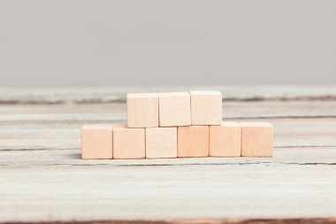 Üç artı altı boş tahta küpleri