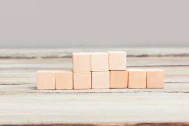 Üç artı yedi boş tahta küpleri