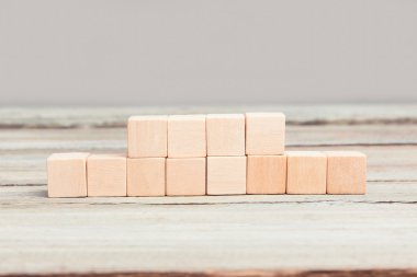 Dört artı sekiz boş tahta küpleri