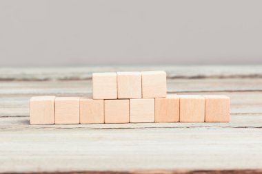 Üç artı sekiz boş tahta küpleri