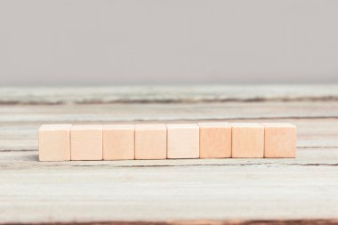 Sekiz boş tahta küpleri