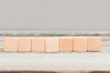 Yedi boş tahta küpleri