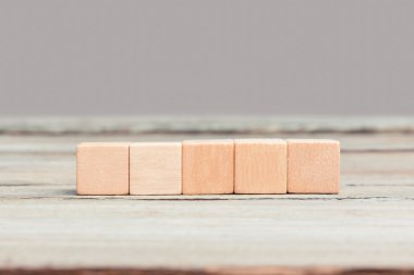 Beş boş ahşap küp