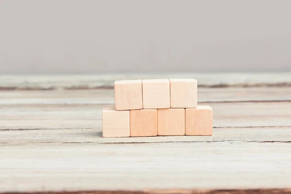 Trois plus quatre cubes de bois blanc — Photo