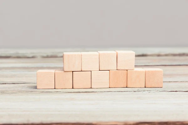 Quatro mais sete cubos de madeira em branco — Fotografia de Stock