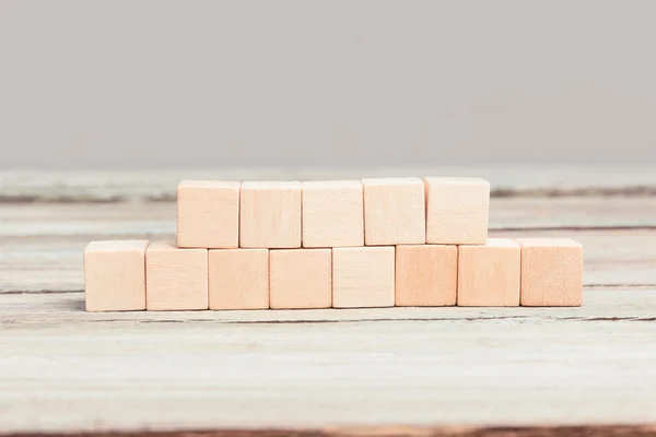 Vijf plus acht lege houten kubussen — Stockfoto